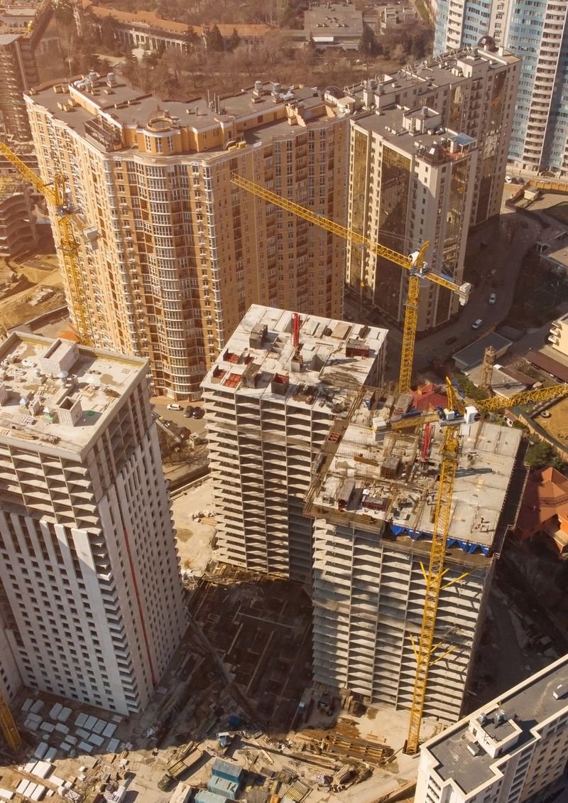 مبانٍ سكنية شاهقة قيد الإنشاء
